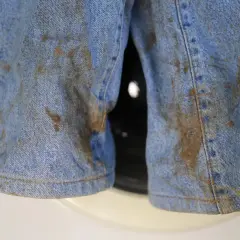 Pantalones vaqueros muy sucios con barro. Parece que me sale la ropa sucia de la lavadora.