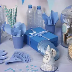 Decoración azul para un baby shower: significado de celebración y bienvenida. Vasos, platos, botellas, galletas y un regalo.