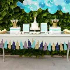 Mesa dulce para comunión de niño con pastel, cupcakes, galletas y globos. ¡Ideas geniales para una celebración inolvidable!