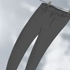 Pantalones de licra grises secándose al aire libre. Descubre trucos para estirar la licra y mantener tus prendas como nuevas.