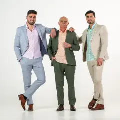 Tres hombres con trajes de lino, listos para ser invitados a una comunión.