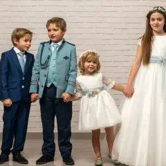 Niños y niñas con trajes elegantes para una boda. Ideas para como vestir a una niña de 12 años para una boda.