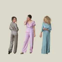 Tres mujeres lucen elegantes conjuntos de pantalones, perfectos para saber como ir vestida a una comunión con pantalones.