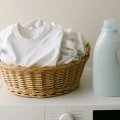 Cesta de ropa blanca lista para lavar. Recuerda que el lino encoge al lavarlo, así que ten cuidado con las prendas delicadas.