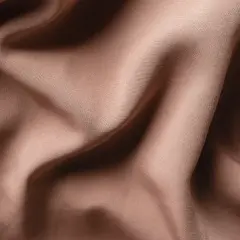 Textura de tela de satén color caramelo con pliegues suaves y sombras profundas. El satén se arruga, creando un efecto visual interesante.