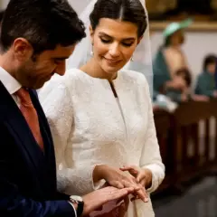 Novios intercambiando anillos de boda. Un momento tierno, como si fueran niños jugando a casarse, pero con la solemnidad del momento.