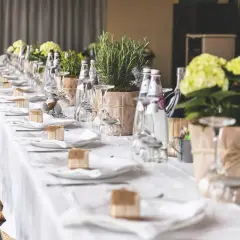 Ideas para decorar mesas de comunión: centros de mesa con plantas aromáticas, flores y pequeños detalles rústicos.