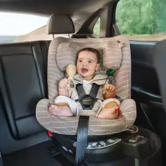 Bebé en silla de auto, seguro y cómodo. La pregunta es hasta que edad los niños deben usar silla de auto.