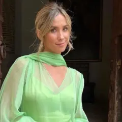 Una invitada se debe llevar chal a una boda. Ella luce un vestido verde lima con un chal a juego, perfecto para la ocasión.