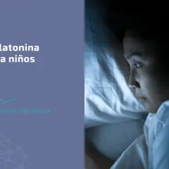 Melatonina para niños: claves para un sueño reparador. Imagen de una niña en la cama, con expresión de insomnio.