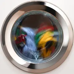 La ropa de colores gira a gran velocidad en la lavadora. ¿A cuánto centrifugar la ropa para que quede seca?