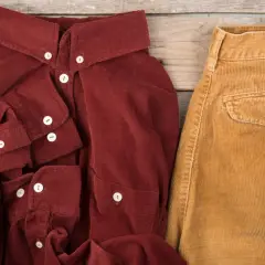 Conjunto de pana: camisa burdeos y pantalón mostaza. La pana es un tejido suave y resistente, ideal para el frío.