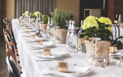 Ideas para decorar mesas de comunión: centros de mesa con plantas aromáticas, flores y pequeños detalles rústicos.