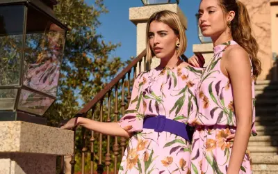 Dos mujeres con vestidos florales rosas, ideal para saber como ir vestida a una boda civil de invitada.