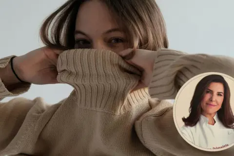 Mujer se cubre el rostro con un jersey de lana color camel. Un círculo superpuesto muestra a una mujer sonriente con uniforme blanco.