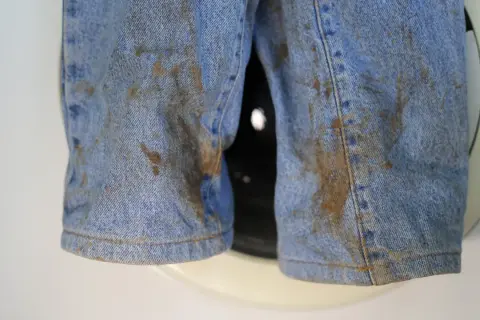 Pantalones vaqueros muy sucios con barro. Parece que me sale la ropa sucia de la lavadora.