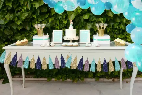 Mesa dulce para comunión de niño con pastel, cupcakes, galletas y globos. ¡Ideas geniales para una celebración inolvidable!