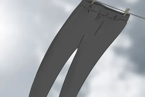 Pantalones de licra grises secándose al aire libre. Descubre trucos para estirar la licra y mantener tus prendas como nuevas.