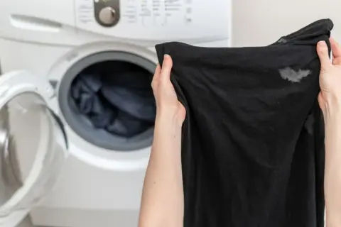 ¡Qué frustración! Mi lavadora mancha la ropa de negro, dejando estas marcas grises en mi camiseta favorita.