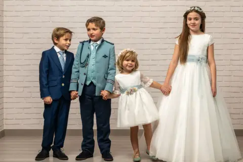 Niños y niñas con trajes elegantes para una boda. Ideas para como vestir a una niña de 12 años para una boda.