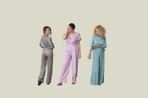 Tres mujeres lucen elegantes conjuntos de pantalones, perfectos para saber como ir vestida a una comunión con pantalones.