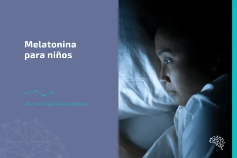 Melatonina para niños: claves para un sueño reparador. Imagen de una niña en la cama, con expresión de insomnio.