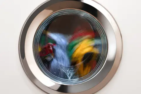 La ropa de colores gira a gran velocidad en la lavadora. ¿A cuánto centrifugar la ropa para que quede seca?
