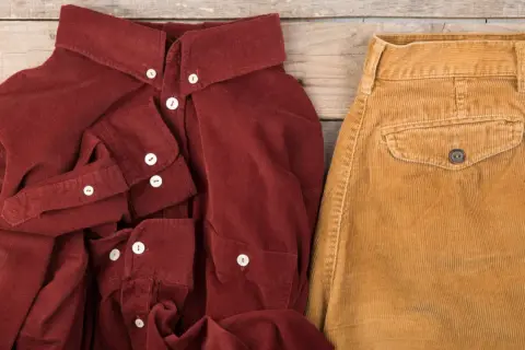 Conjunto de pana: camisa burdeos y pantalón mostaza. La pana es un tejido suave y resistente, ideal para el frío.