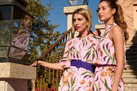 Dos mujeres con vestidos florales rosas, ideal para saber como ir vestida a una boda civil de invitada.