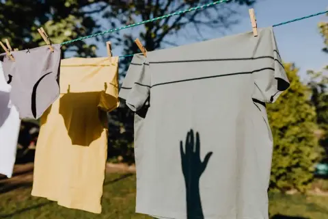 Ropa de color secándose al sol. ¡Cuidado! el bicarbonato estropea la ropa de color, podría decolorar estas prendas.