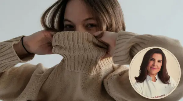 Mujer se cubre el rostro con un jersey de lana color camel. Un círculo superpuesto muestra a una mujer sonriente con uniforme blanco.