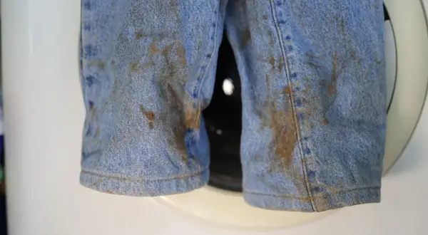 Pantalones vaqueros muy sucios con barro. Parece que me sale la ropa sucia de la lavadora.