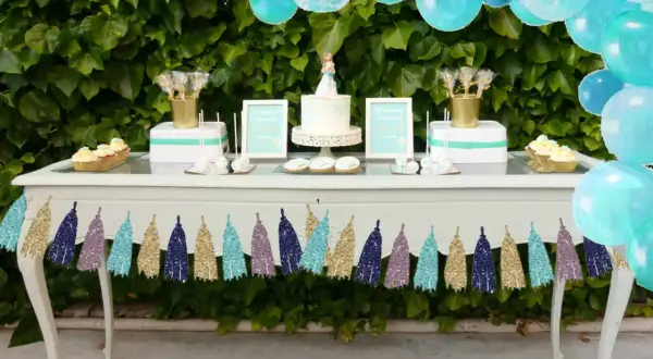 Mesa dulce para comunión de niño con pastel, cupcakes, galletas y globos. ¡Ideas geniales para una celebración inolvidable!