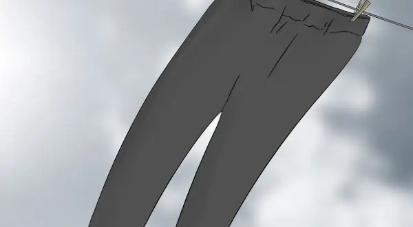Pantalones de licra grises secándose al aire libre. Descubre trucos para estirar la licra y mantener tus prendas como nuevas.
