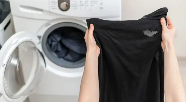 ¡Qué frustración! Mi lavadora mancha la ropa de negro, dejando estas marcas grises en mi camiseta favorita.