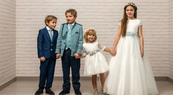 Niños y niñas con trajes elegantes para una boda. Ideas para como vestir a una niña de 12 años para una boda.