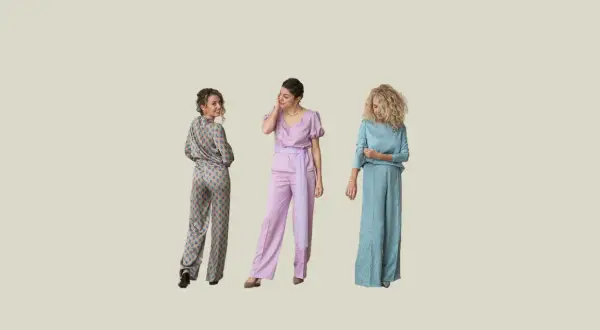 Tres mujeres lucen elegantes conjuntos de pantalones, perfectos para saber como ir vestida a una comunión con pantalones.