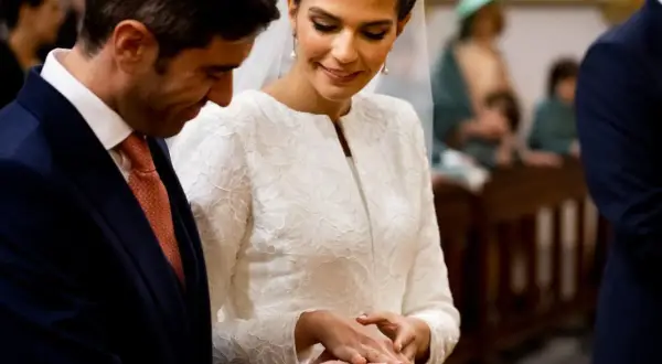 Novios intercambiando anillos de boda. Un momento tierno, como si fueran niños jugando a casarse, pero con la solemnidad del momento.