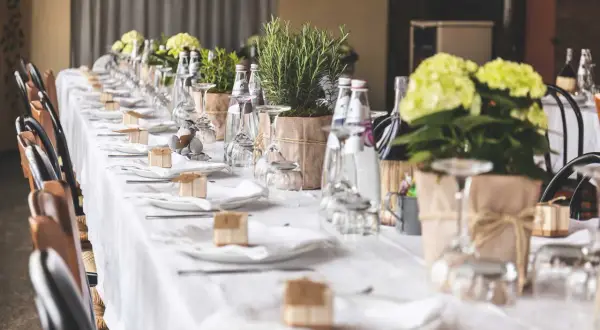 Ideas para decorar mesas de comunión: centros de mesa con plantas aromáticas, flores y pequeños detalles rústicos.