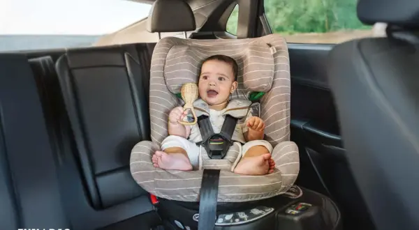 Bebé en silla de auto, seguro y cómodo. La pregunta es hasta que edad los niños deben usar silla de auto.