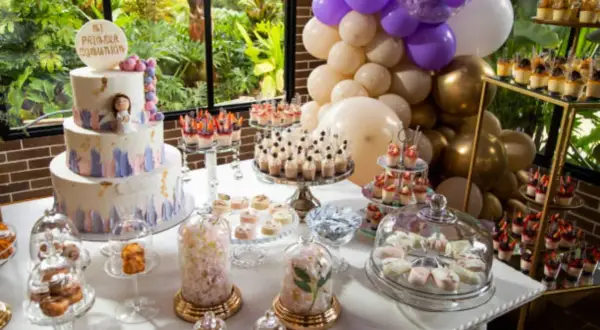 Mesa dulce para comunión: tarta de tres pisos, cupcakes, postres individuales y globos. ¡Ideas para organizar una comunión inolvidable!