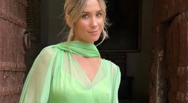Una invitada se debe llevar chal a una boda. Ella luce un vestido verde lima con un chal a juego, perfecto para la ocasión.