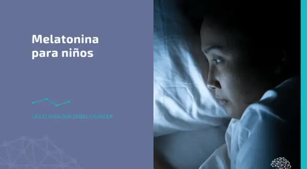 Melatonina para niños: claves para un sueño reparador. Imagen de una niña en la cama, con expresión de insomnio.