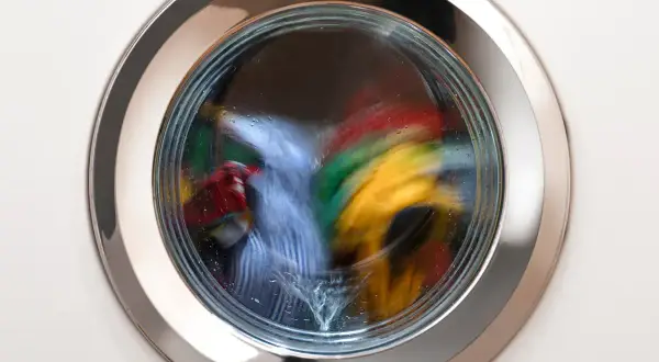 La ropa de colores gira a gran velocidad en la lavadora. ¿A cuánto centrifugar la ropa para que quede seca?