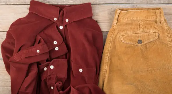 Conjunto de pana: camisa burdeos y pantalón mostaza. La pana es un tejido suave y resistente, ideal para el frío.