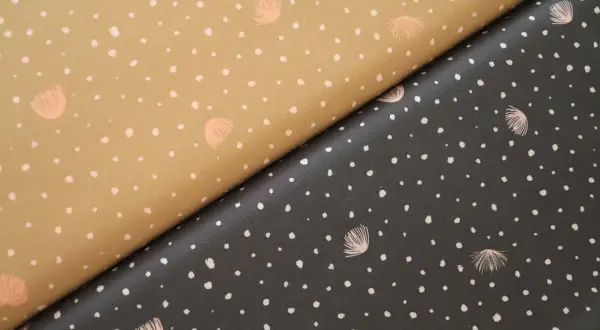 Dos telas de viscosa, una beige y otra gris oscuro, con un estampado de puntos blancos y pequeños motivos rosados.