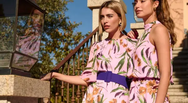 Dos mujeres con vestidos florales rosas, ideal para saber como ir vestida a una boda civil de invitada.