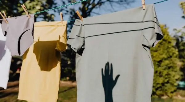 Ropa de color secándose al sol. ¡Cuidado! el bicarbonato estropea la ropa de color, podría decolorar estas prendas.