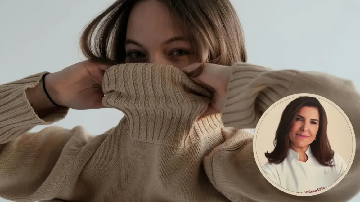 Mujer se cubre el rostro con un jersey de lana color camel. Un círculo superpuesto muestra a una mujer sonriente con uniforme blanco.
