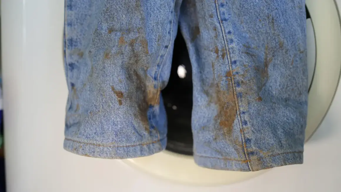 Pantalones vaqueros muy sucios con barro. Parece que me sale la ropa sucia de la lavadora.